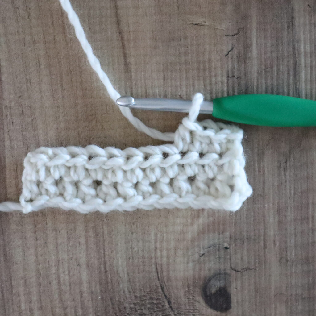 Crochet puff stitch tutorial, step 1.