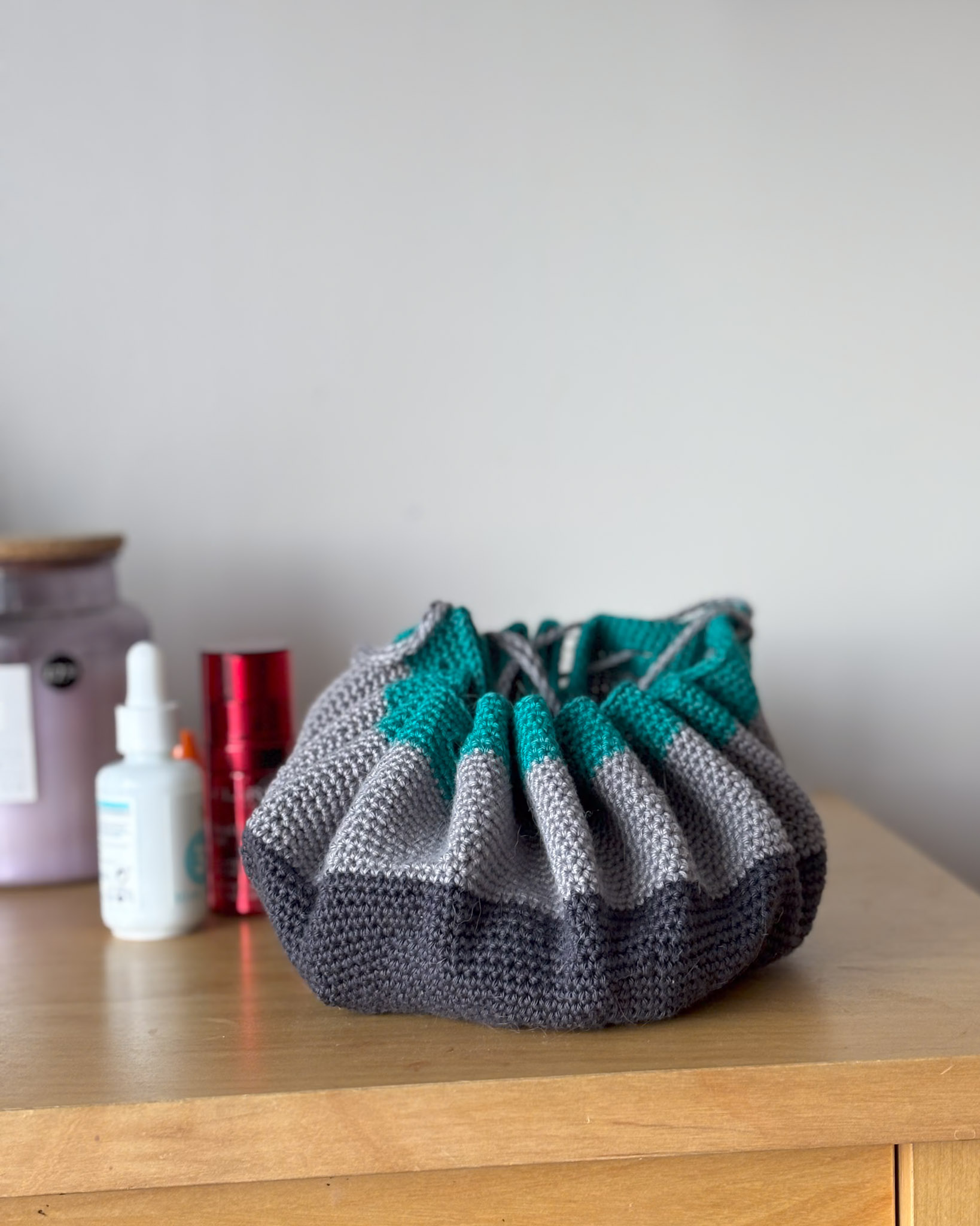 Flat lay crochet drawstring make up bag pattern - Dora Does